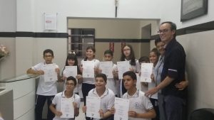 ALUNOS RECEBEM CERTIFICADO DA UNIVERSIDADE DE CAMBRIDGE